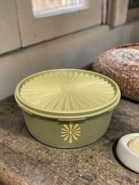 MCM Tupperware 8” Round Storage Container #1204 Sunburst Lid